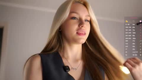 Snapshot of emmiemurray chatting on October 15, 8:58 am Aurora online show from October 15, 8:58 am