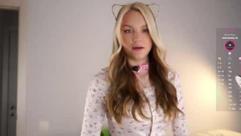 Snapshot of emmiemurray chatting on October 19, 6:36 am Aurora online show from October 19, 6:36 am