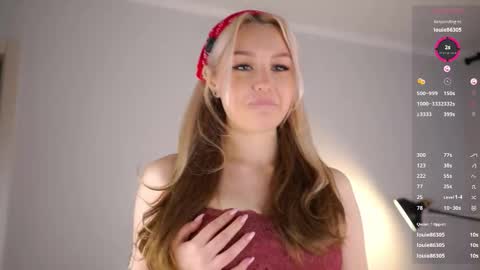 Snapshot of emmiemurray chatting on October 24, 6:32 am Aurora online show from October 24, 6:32 am