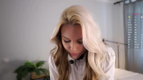 Snapshot of emmiemurray chatting on October 25, 6:43 am Aurora online show from October 25, 6:43 am