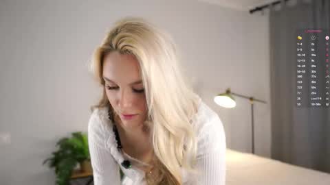 Snapshot of emmiemurray chatting on October 27, 6:06 am Aurora online show from October 27, 6:06 am