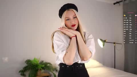 Snapshot of emmiemurray chatting on October 29, 6:48 am Aurora online show from October 29, 6:48 am