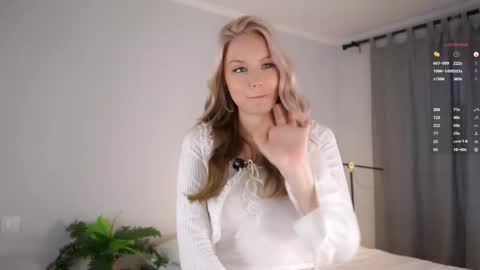 Snapshot of emmiemurray chatting on November 1, 6:15 am Aurora online show from November 1, 6:15 am