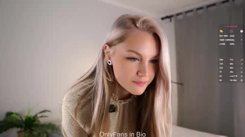 Snapshot of emmiemurray chatting on November 29, 6:49 am Aurora online show from November 29, 6:49 am