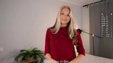 Snapshot of emmiemurray chatting on December 5, 7:17 am Aurora online show from December 5, 7:17 am