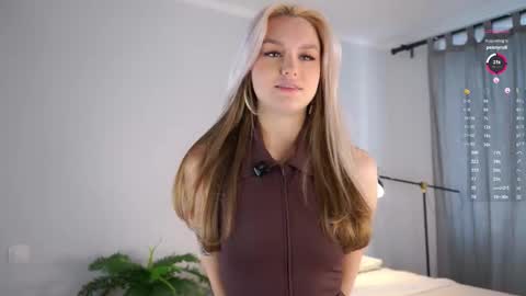 Snapshot of emmiemurray chatting on January 9, 7:11 am Aurora online show from January 9, 7:11 am