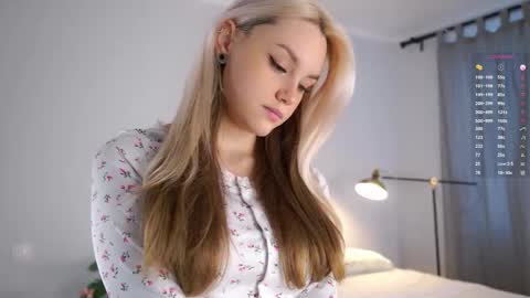 Snapshot of emmiemurray chatting on January 13, 8:08 am Aurora online show from January 13, 8:08 am