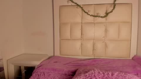 emmily_evans_ online show from November 10, 12:15 pm