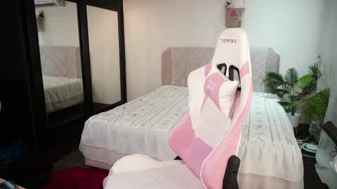 Emmylie online show from April 17, 9:23 am