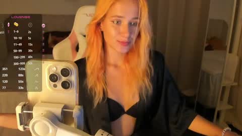 Snapshot of emmyfoxxofficial chatting on April 26, 6:27 pm Emmylie online show from April 26, 6:27 pm