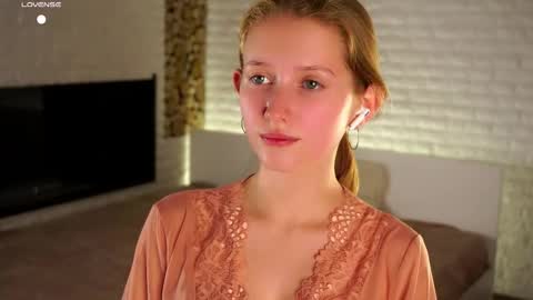 Snapshot of emmyleri chatting on September 14, 1:32 pm Emmy online show from September 14, 1:32 pm