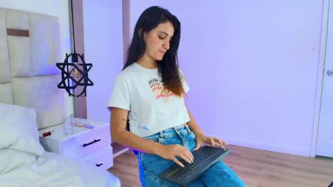 EMY FERRER online show from April 9, 6:19 am