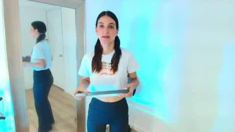 EMY FERRER online show from April 11, 3:33 am