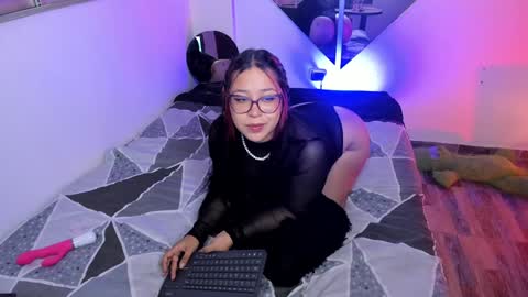 Snapshot of emy_xdy chatting on December 4, 2:31 am Im Emily would you like to help me reach 100 online show from December 4, 2:31 am