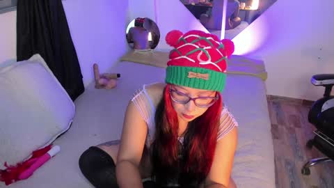 Snapshot of emy_xdy chatting on December 16, 4:23 am Im Emily would you like to help me reach 100 online show from December 16, 4:23 am