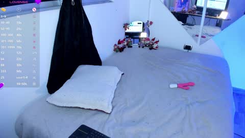 Snapshot of emy_xdy chatting on December 22, 11:41 pm Im Emily would you like to help me reach 100 online show from December 22, 11:41 pm