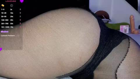 Snapshot of emy_xdy chatting on January 8, 6:20 am Im Emily would you like to help me reach 100 online show from January 8, 6:20 am