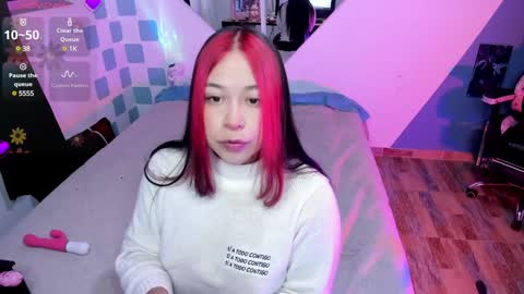 Snapshot of emy_xdy chatting on January 28, 3:36 am Im Emily would you like to help me reach 100 online show from January 28, 3:36 am