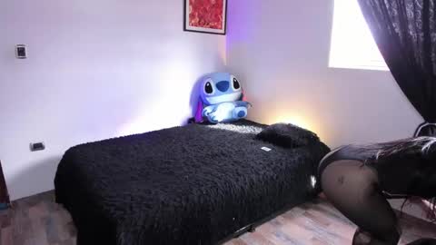 Snapshot of emy_xdy chatting on September 22, 8:22 pm Im Emily would you like to help me reach 100 online show from September 22, 8:22 pm