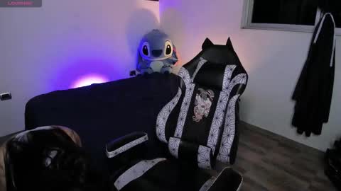 Snapshot of emy_xdy chatting on October 4, 9:51 am Im Emily would you like to help me reach 100 online show from October 4, 9:51 am