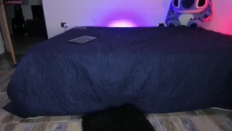 Snapshot of emy_xdy chatting on October 6, 9:29 am Im Emily would you like to help me reach 100 online show from October 6, 9:29 am