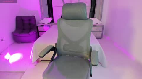 Snapshot of emysilver chatting on February 20, 9:42 pm Emy Silver online show from February 20, 9:42 pm