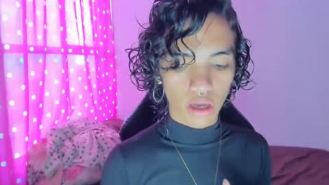 Snapshot of engel20042001 chatting on December 14, 9:35 pm engel20042001 online show from December 14, 9:35 pm