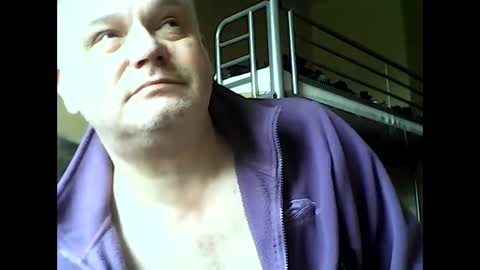 Snapshot of englishguysurrey chatting on December 3, 10:50 am englishguysurrey online show from December 3, 10:50 am