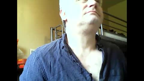 Snapshot of englishguysurrey chatting on October 30, 9:55 am englishguysurrey online show from October 30, 9:55 am