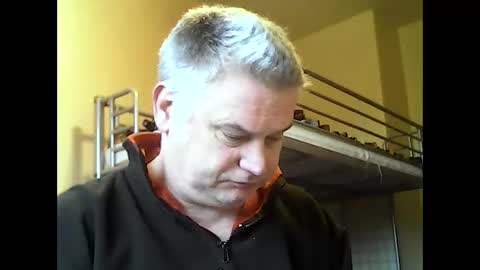 Snapshot of englishguysurrey chatting on December 17, 9:48 am englishguysurrey online show from December 17, 9:48 am