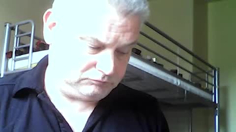 Snapshot of englishguysurrey chatting on June 22, 9:17 am englishguysurrey online show from June 22, 9:17 am