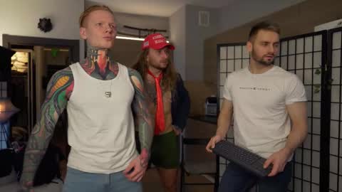 Snapshot of enjohnny chatting on November 3, 3:35 pm Johnny online show from November 3, 3:35 pm