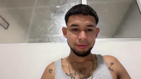 Snapshot of enyel_100 chatting on December 23, 1:58 am enyel_100 online show from December 23, 1:58 am