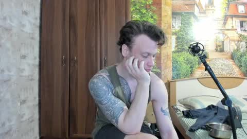 Snapshot of eric_the_vikking chatting on September 18, 4:42 pm Eric online show from September 18, 4:42 pm