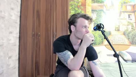 Snapshot of eric_the_vikking chatting on October 7, 6:32 am Eric online show from October 7, 6:32 am