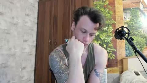 Snapshot of eric_the_vikking chatting on October 11, 7:18 am Eric online show from October 11, 7:18 am