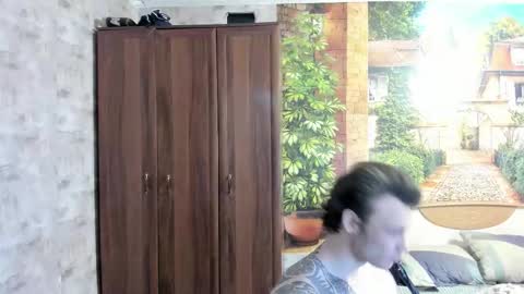 Snapshot of eric_the_vikking chatting on December 4, 12:53 am Eric online show from December 4, 12:53 am