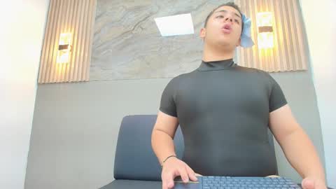 Snapshot of erick_craig chatting on January 7, 8:00 pm Erick online show from January 7, 8:00 pm