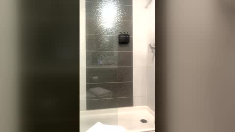 EricSwainn online show from April 18, 7:58 pm