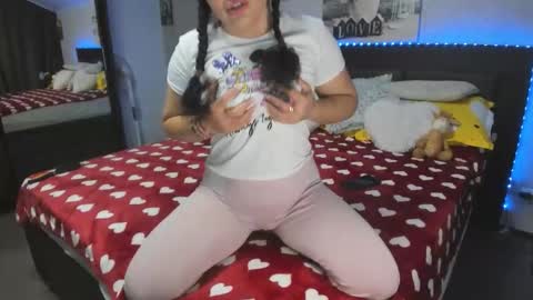 Snapshot of erikagold chatting on May 2, 3:33 am ErikaGold online show from May 2, 3:33 am