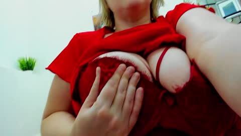 Snapshot of erikalov chatting on December 7, 8:11 am Adelina online show from December 7, 8:11 am