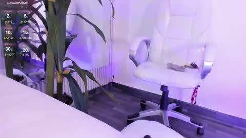 Snapshot of eriklein chatting on October 21, 8:20 pm Eri online show from October 21, 8:20 pm