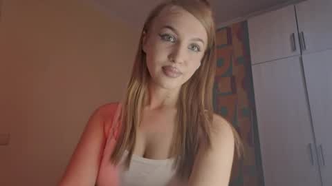Snapshot of erinnnaji chatting on June 6, 3:39 pm Katrin online show from June 6, 3:39 pm