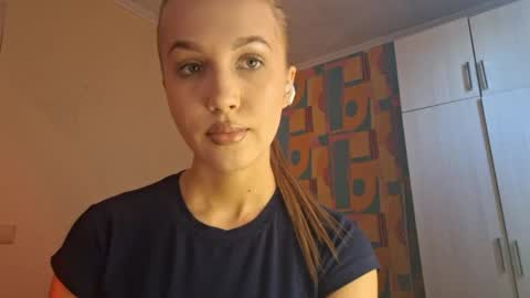 Snapshot of erinnnaji chatting on June 7, 3:27 pm Katrin online show from June 7, 3:27 pm