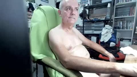Snapshot of ernello chatting on July 9, 7:07 pm ernello online show from July 9, 7:07 pm