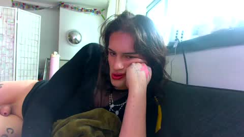 Snapshot of erotica_angel chatting on May 13, 9:44 pm Nikki Erotica online show from May 13, 9:44 pm