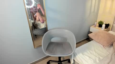 Snapshot of escarleth__ chatting on February 25, 6:53 pm Escarlet online show from February 25, 6:53 pm