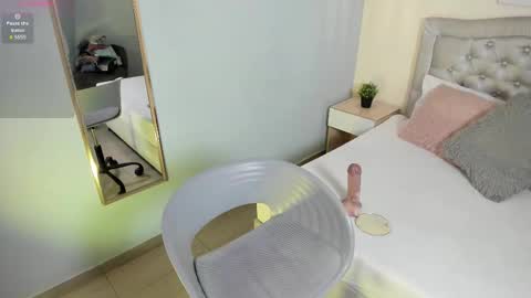 Escarlet online show from February 2, 2:27 pm