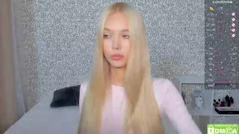 Snapshot of eshcka chatting on October 13, 3:39 am Megan and Brad online show from October 13, 3:39 am