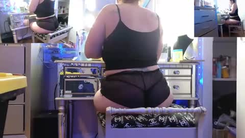 Snapshot of eslosyliz213 chatting on February 16, 9:48 am eslosyliz213 online show from February 16, 9:48 am